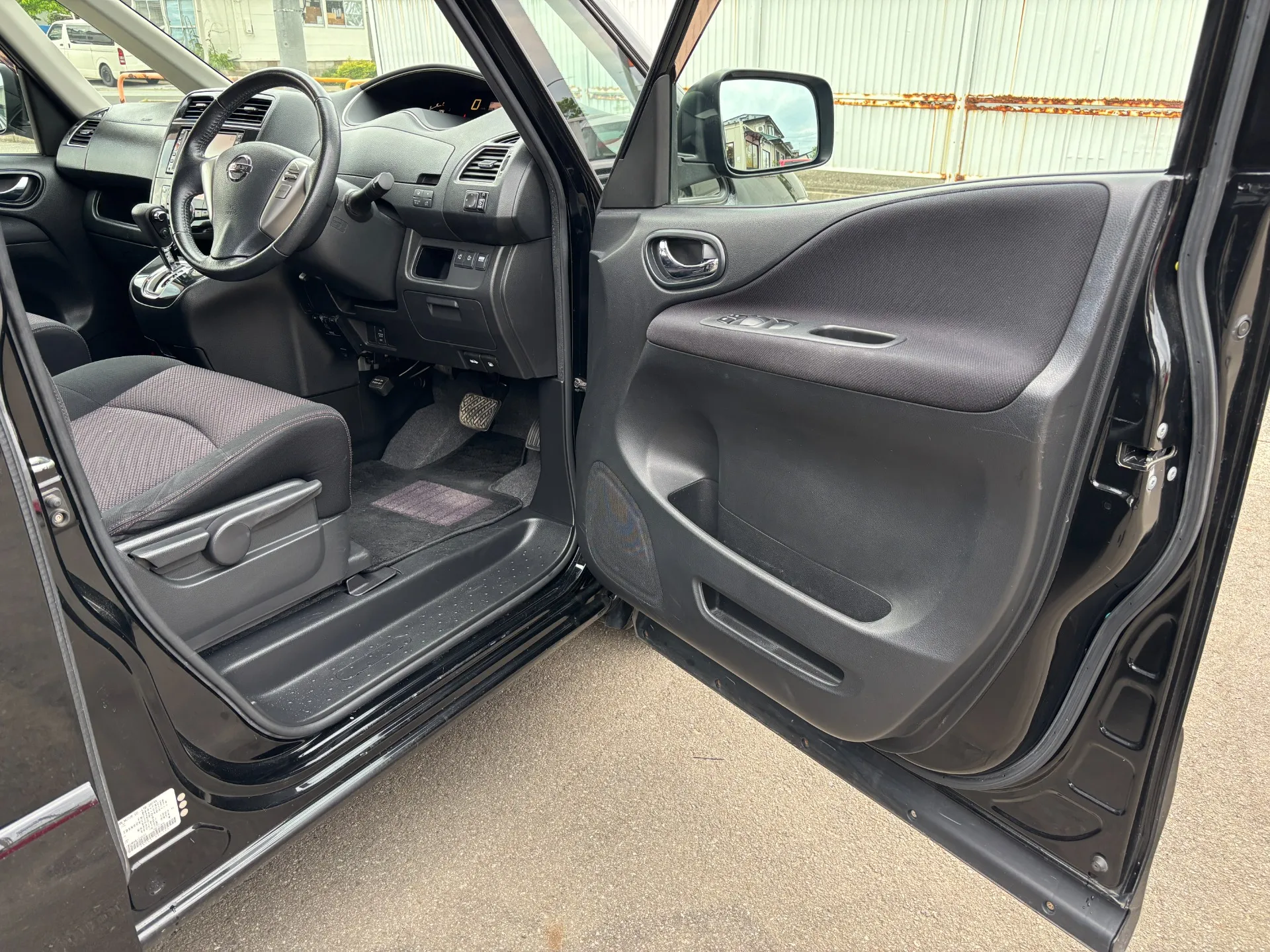 展示在庫は全車両、ルークリ洗剤やアルカリ電解水にて除菌、消毒済みになります。店頭にお越しの際はご安心して車内もご覧ください!