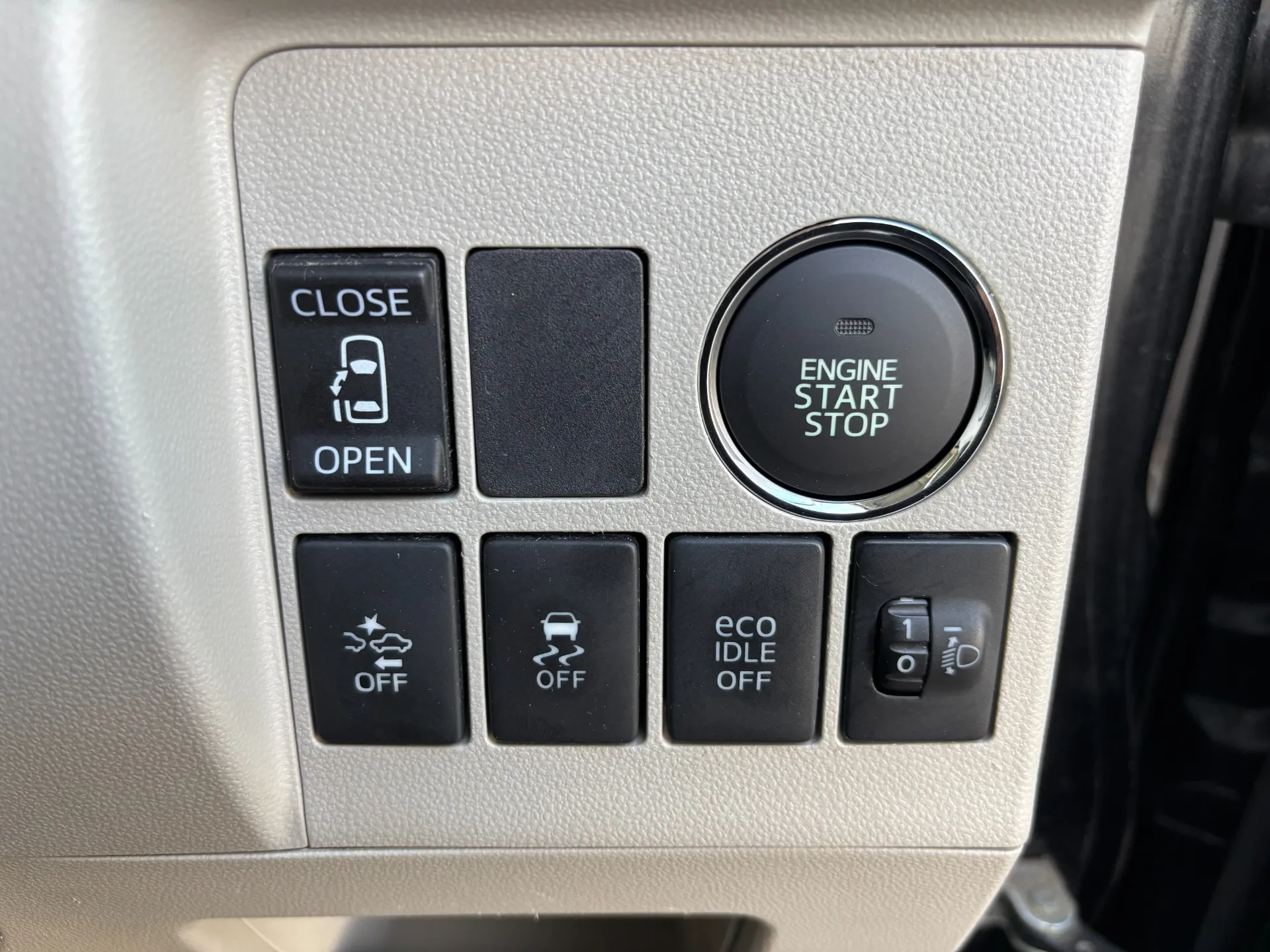 ☆スマートアシスト　☆低速域衝突回避支援ブレーキ・誤発信抑制制御装置・先行車発進お知らせ機能横滑り防止装置＆トラクションコントロール　　☆スマートキーレス　☆助手席側パワースライドドア