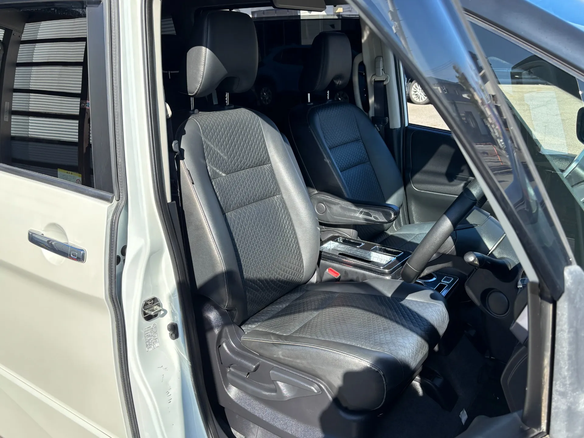 店舗ホームページにはお車の詳細の他、ＩｎｓｔａｇｒａｍやＬＩＮＥ公式アカウントを掲載しております。是非ともチェックしてみてください！