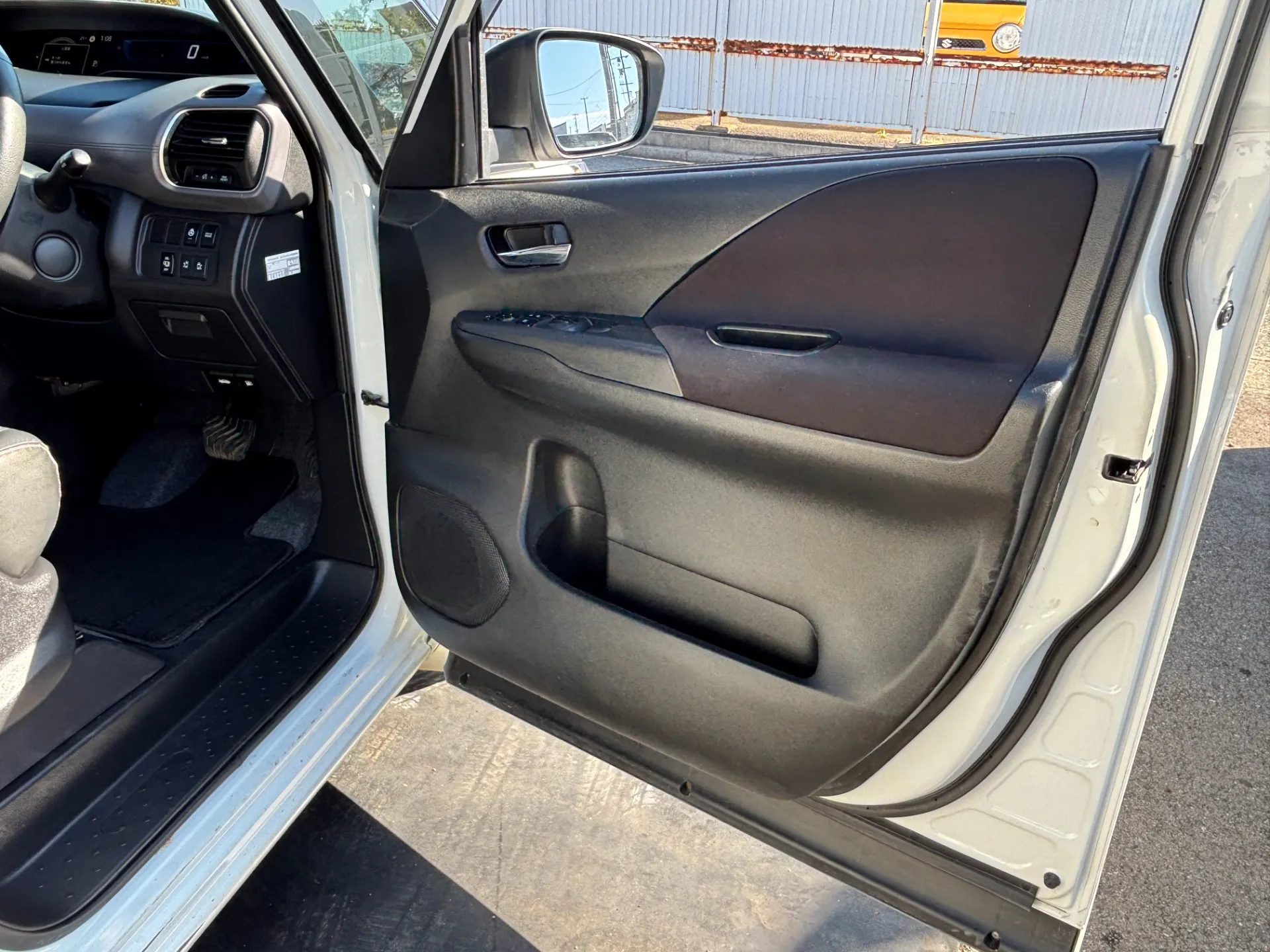 展示在庫は全車両、ルークリ洗剤やアルカリ電解水にて除菌、消毒済みになります。店頭にお越しの際はご安心して車内もご覧ください！