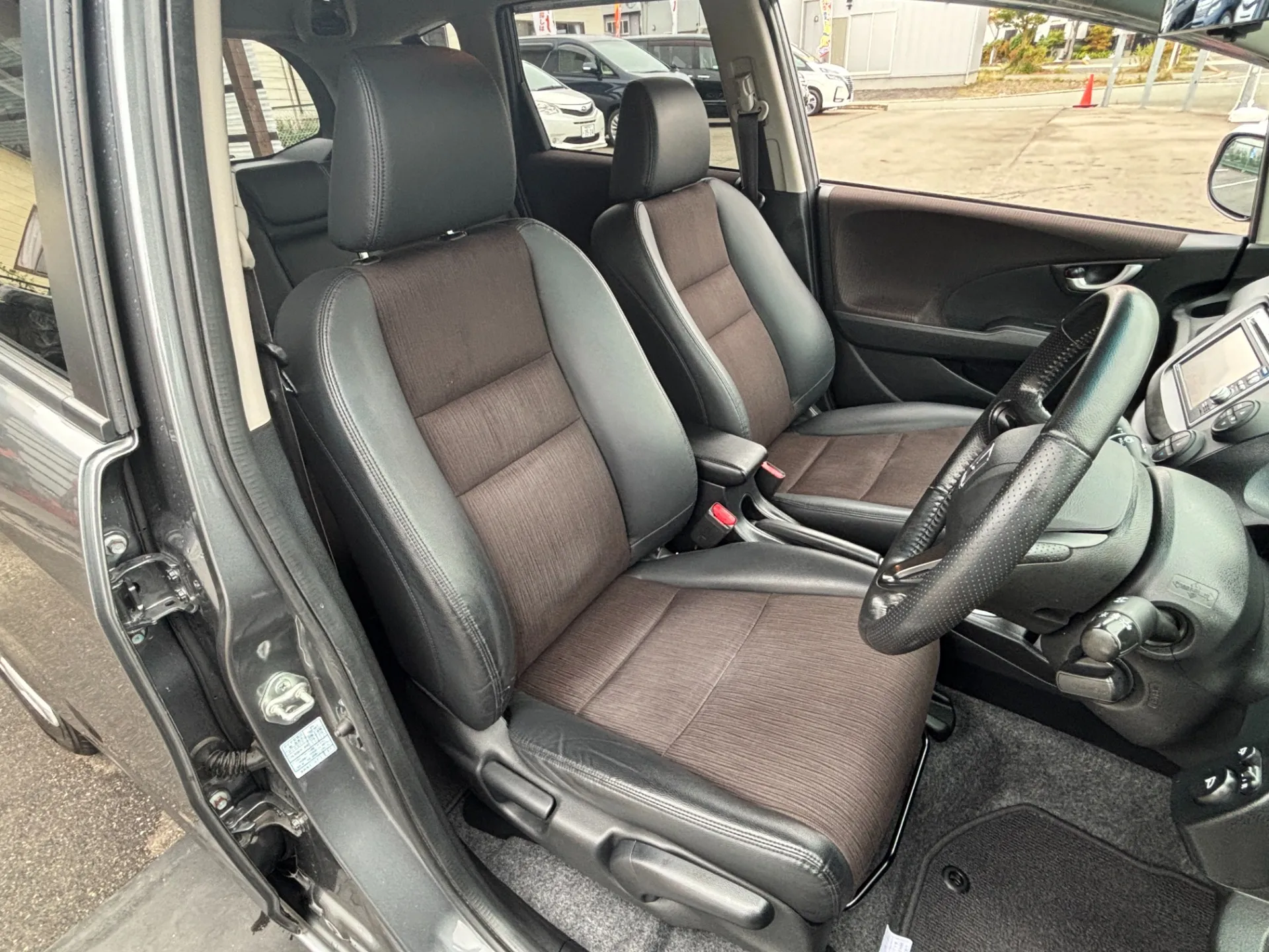 店舗ホームページにはお車の詳細の他、ＩｎｓｔａｇｒａｍやＬＩＮＥ公式アカウントを掲載しております。是非ともチェックしてみてください！