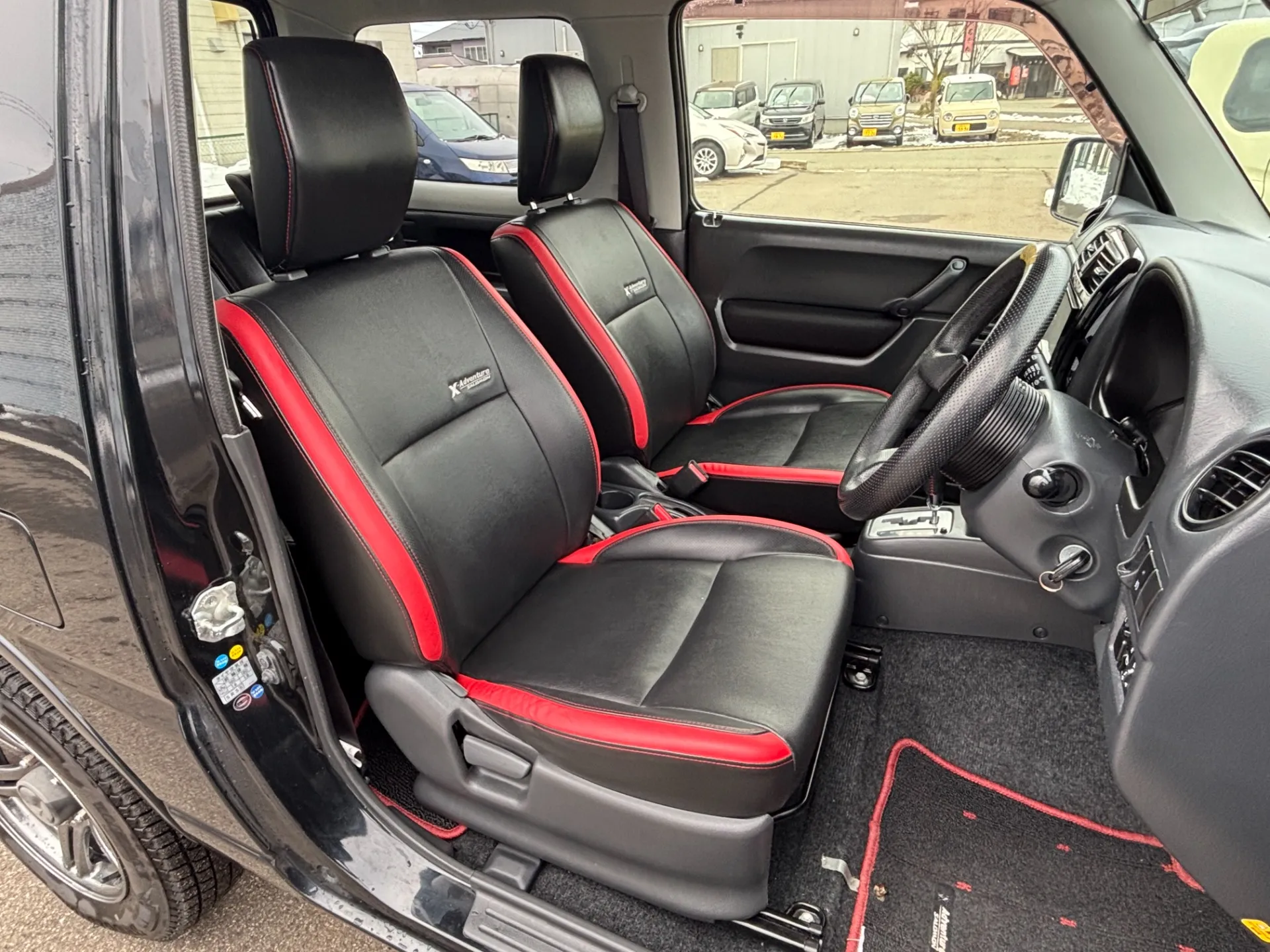 店舗ホームページにはお車の詳細の他、InstagramやLINE公式アカウントを掲載しております。是非ともチェックしてみてください!