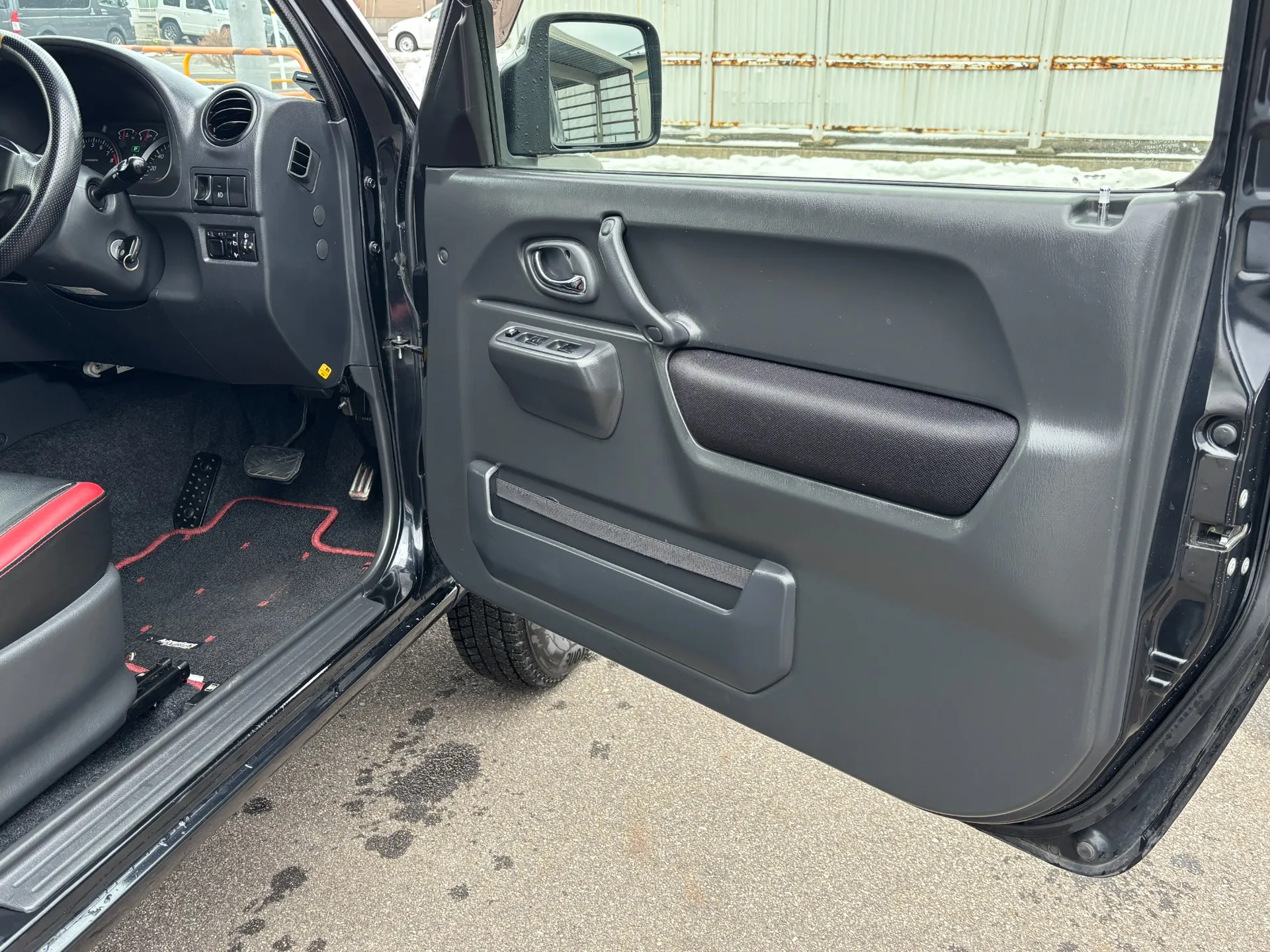 展示在庫は全車両、ルークリ洗剤やアルカリ電解水にて除菌、消毒済みになります。店頭にお越しの際はご安心して車内もご覧ください!