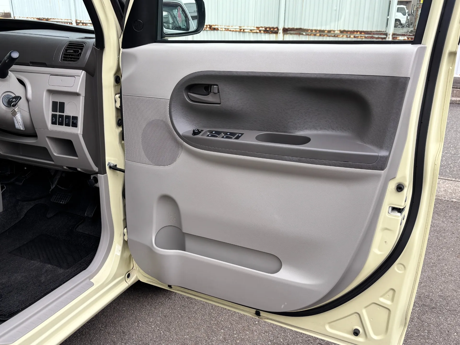 展示在庫は全車両、ルークリ洗剤やアルカリ電解水にて除菌、消毒済みになります。店頭にお越しの際はご安心して車内もご覧ください！