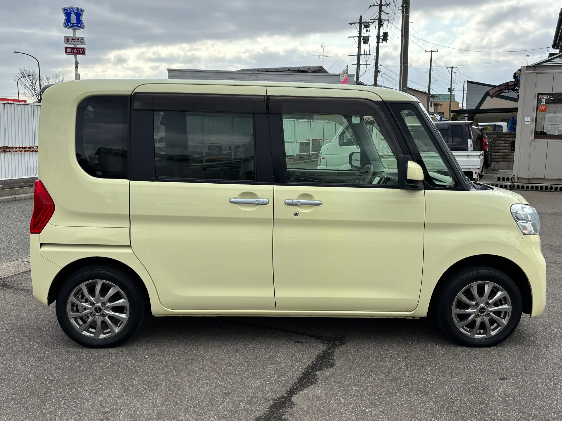 ナビゲーションやＥＴＣ、バックモニター、ドライブレコーダー等、オプションの追加見積や持込品のお取付等承っております。お気軽にご相談ください！