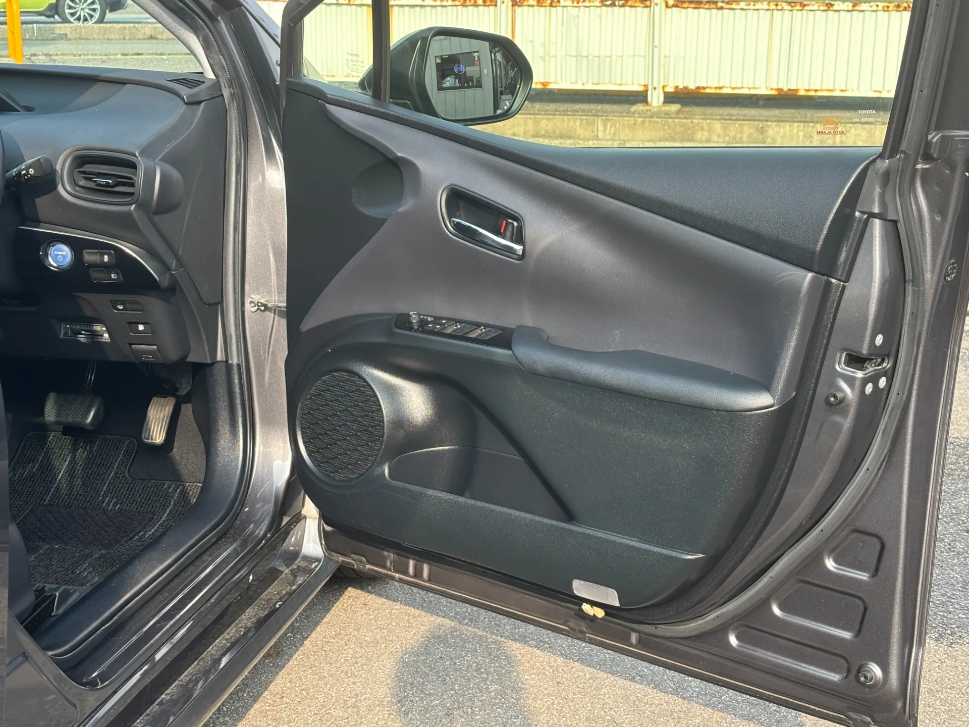 展示在庫は全車両、ルークリ洗剤やアルカリ電解水にて除菌、消毒済みになります。店頭にお越しの際はご安心して車内もご覧ください！