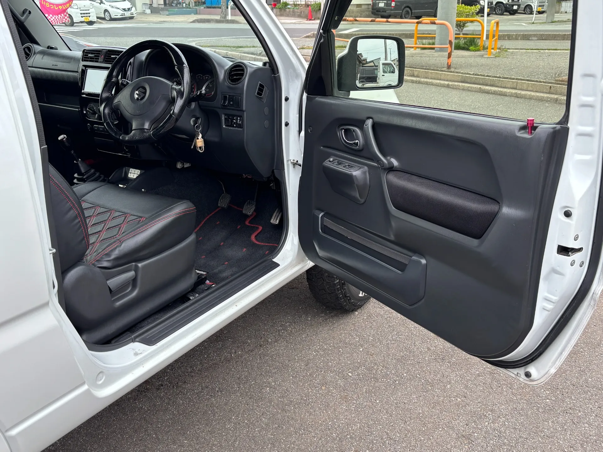 店舗ホームページにはお車の詳細の他、ＩｎｓｔａｇｒａｍやＬＩＮＥ公式アカウントを掲載しております。是非ともチェックしてみてください！