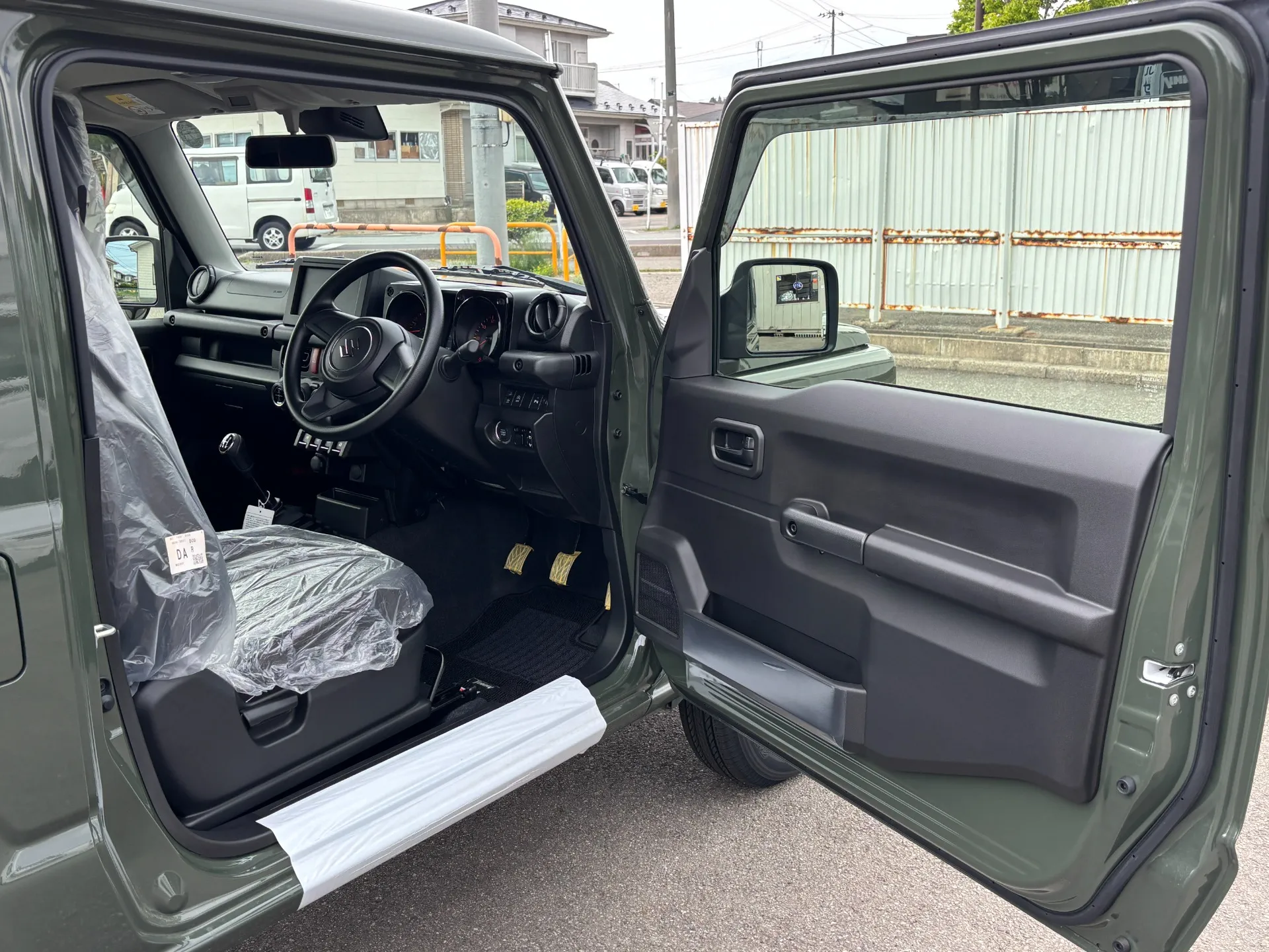 展示在庫は全車両、ルークリ洗剤やアルカリ電解水にて除菌、消毒済みになります。店頭にお越しの際はご安心して車内もご覧ください！