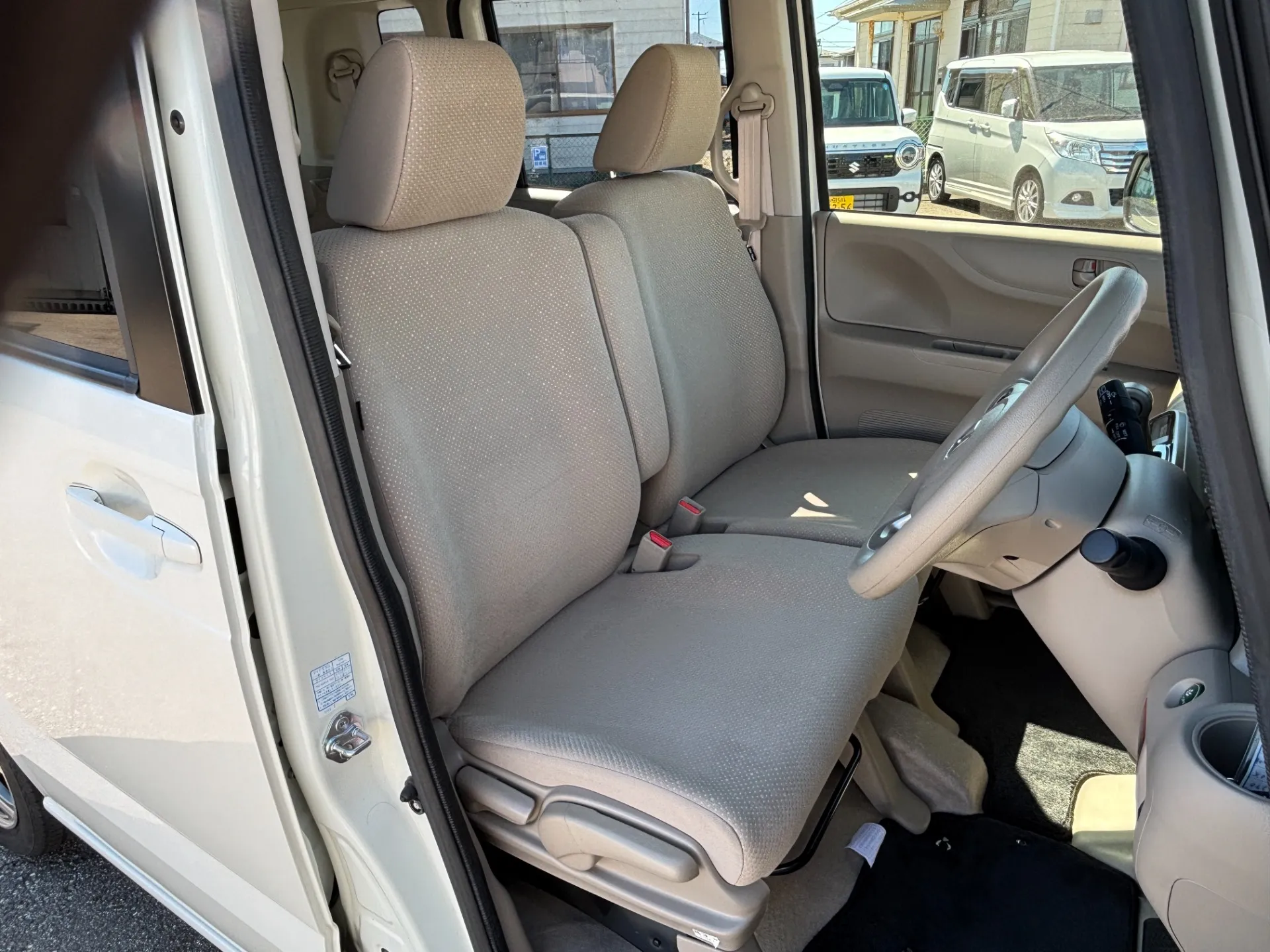 店舗ホームページにはお車の詳細の他、InstagramやLINE公式アカウントを掲載しております。是非ともチェックしてみてください!